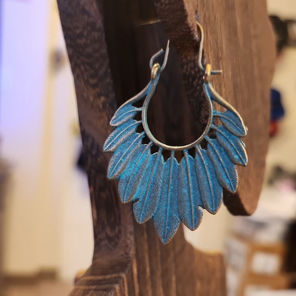 Blue Metal Fan Shaped Earrings Vintage Appeal - Picture 4 of 5
